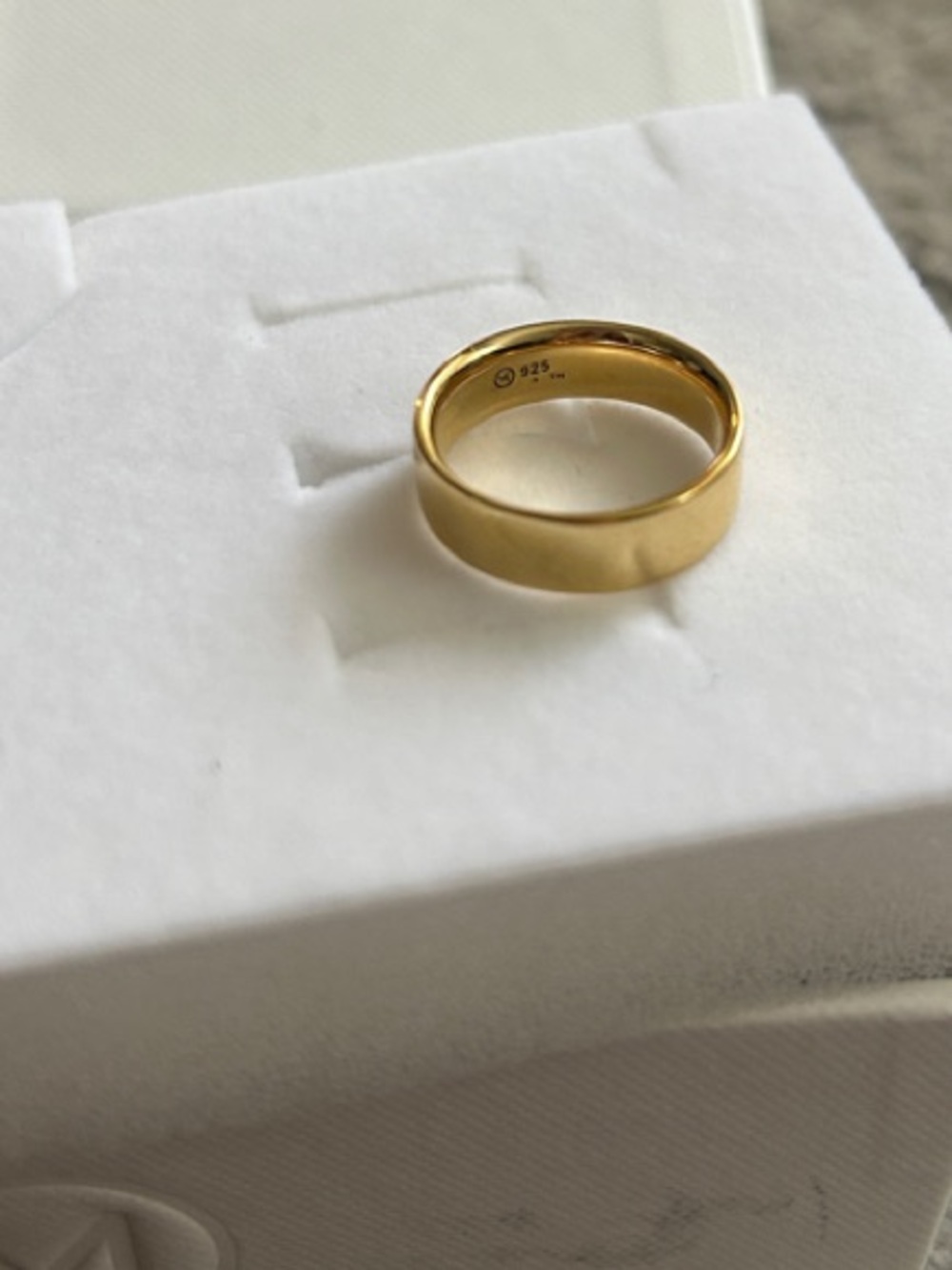 Mejuri Polished Gold Cigar Band Ring - Picture 5 of 5